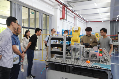 技能，让生活更美好——智能工程学院职教周工业机器人应用展活动纪实